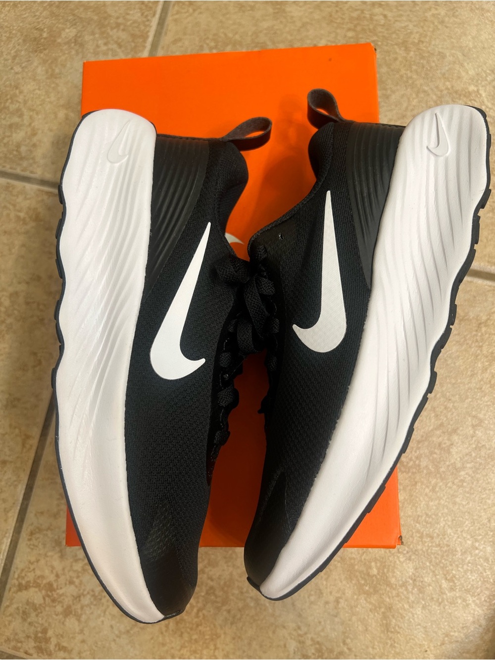 NWB Nike Black and White  women’s  Training Sneakers size 8